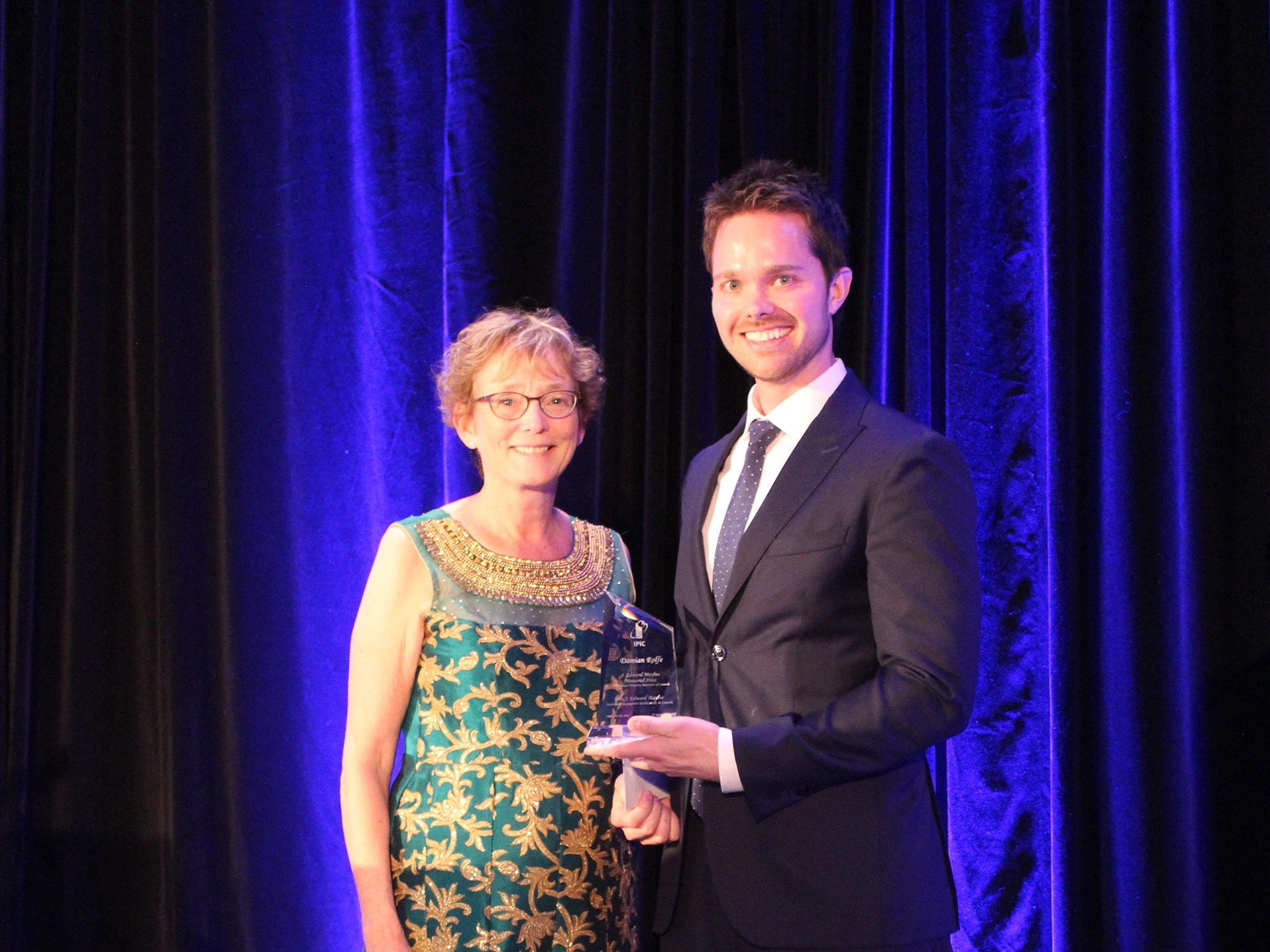 PCK associate, Damian Rolfe, accepts the J. Edward Maybee Memorial Award for achieving the highest overall score in the Canadian Patent Agents Qualifying Examination. 